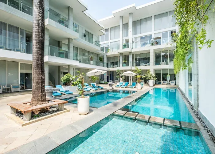 Aq-va & Seminyak Hotel Legian (Bali)