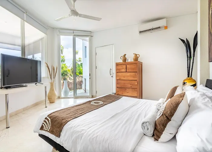 Aq-va & Seminyak 4*